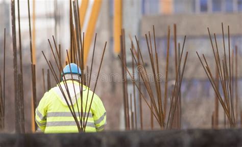 Arbeider bij pijpmond in gebied dat opgespoten wordt, bouw。